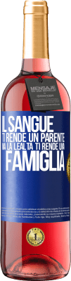 29,95 € Spedizione Gratuita | Vino rosato Edizione ROSÉ Il sangue ti rende un parente, ma la lealtà ti rende una famiglia Etichetta Blu. Etichetta personalizzabile Vino giovane Raccogliere 2024 Tempranillo