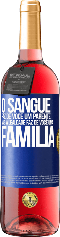 29,95 € Envio grátis | Vinho rosé Edição ROSÉ O sangue faz de você um parente, mas a lealdade faz de você uma família Etiqueta Azul. Etiqueta personalizável Vinho jovem Colheita 2024 Tempranillo