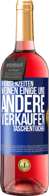 29,95 € Kostenloser Versand | Roséwein ROSÉ Ausgabe In Krisenzeiten weinen einige und andere verkaufen Taschentücher Blaue Markierung. Anpassbares Etikett Junger Wein Ernte 2024 Tempranillo