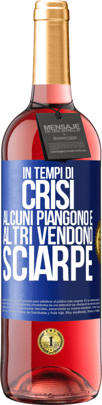 29,95 € Spedizione Gratuita | Vino rosato Edizione ROSÉ In tempi di crisi, alcuni piangono e altri vendono sciarpe Etichetta Blu. Etichetta personalizzabile Vino giovane Raccogliere 2024 Tempranillo