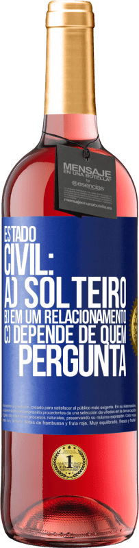 29,95 € Envio grátis | Vinho rosé Edição ROSÉ Estado civil: a) Solteiro b) em um relacionamento c) Depende de quem pergunta Etiqueta Azul. Etiqueta personalizável Vinho jovem Colheita 2024 Tempranillo