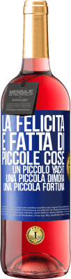 29,95 € Spedizione Gratuita | Vino rosato Edizione ROSÉ La felicità è fatta di piccole cose: un piccolo yacht, una piccola dimora, una piccola fortuna Etichetta Blu. Etichetta personalizzabile Vino giovane Raccogliere 2023 Tempranillo