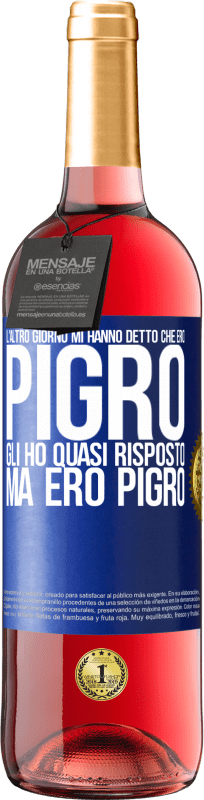 29,95 € Spedizione Gratuita | Vino rosato Edizione ROSÉ L'altro giorno mi hanno detto che ero pigro, gli ho quasi risposto, ma ero pigro Etichetta Blu. Etichetta personalizzabile Vino giovane Raccogliere 2024 Tempranillo