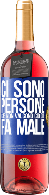 29,95 € Spedizione Gratuita | Vino rosato Edizione ROSÉ Ci sono persone che non valgono ciò che fa male Etichetta Blu. Etichetta personalizzabile Vino giovane Raccogliere 2024 Tempranillo