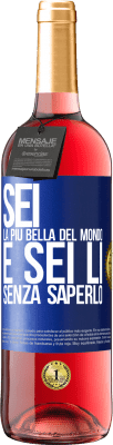 29,95 € Spedizione Gratuita | Vino rosato Edizione ROSÉ Sei la più bella del mondo e sei lì, senza saperlo Etichetta Blu. Etichetta personalizzabile Vino giovane Raccogliere 2023 Tempranillo