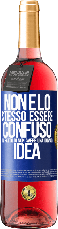 29,95 € Spedizione Gratuita | Vino rosato Edizione ROSÉ Non è lo stesso essere confuso dal fatto di non avere una dannata idea Etichetta Blu. Etichetta personalizzabile Vino giovane Raccogliere 2024 Tempranillo