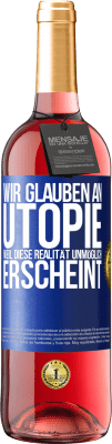 29,95 € Kostenloser Versand | Roséwein ROSÉ Ausgabe Wir glauben an Utopie, weil diese Realität unmöglich erscheint Blaue Markierung. Anpassbares Etikett Junger Wein Ernte 2023 Tempranillo