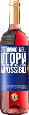 29,95 € Spedizione Gratuita | Vino rosato Edizione ROSÉ Crediamo nell'utopia perché questa realtà sembra impossibile Etichetta Blu. Etichetta personalizzabile Vino giovane Raccogliere 2023 Tempranillo