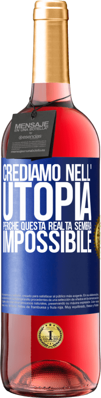 29,95 € Spedizione Gratuita | Vino rosato Edizione ROSÉ Crediamo nell'utopia perché questa realtà sembra impossibile Etichetta Blu. Etichetta personalizzabile Vino giovane Raccogliere 2024 Tempranillo