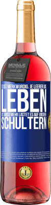 29,95 € Kostenloser Versand | Roséwein ROSÉ Ausgabe Es ist merkwürdig, je leerer das Leben ist, umso mehr lastet es auf unseren Schultern Blaue Markierung. Anpassbares Etikett Junger Wein Ernte 2024 Tempranillo