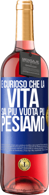 29,95 € Spedizione Gratuita | Vino rosato Edizione ROSÉ È curioso che la vita sia più vuota, più pesiamo Etichetta Blu. Etichetta personalizzabile Vino giovane Raccogliere 2025 Tempranillo