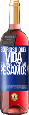 29,95 € Envio grátis | Vinho rosé Edição ROSÉ É curioso que a vida seja mais vazia, mais pesamos Etiqueta Azul. Etiqueta personalizável Vinho jovem Colheita 2025 Tempranillo