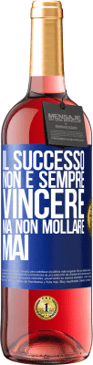 29,95 € Spedizione Gratuita | Vino rosato Edizione ROSÉ Il successo non è sempre vincere, ma non mollare mai Etichetta Blu. Etichetta personalizzabile Vino giovane Raccogliere 2023 Tempranillo