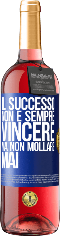 29,95 € Spedizione Gratuita | Vino rosato Edizione ROSÉ Il successo non è sempre vincere, ma non mollare mai Etichetta Blu. Etichetta personalizzabile Vino giovane Raccogliere 2024 Tempranillo