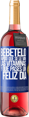 29,95 € Envío gratis | Vino Rosado Edición ROSÉ Bébetelo rápido que se le van las vitaminas! y que pases un feliz día Etiqueta Azul. Etiqueta personalizable Vino joven Cosecha 2024 Tempranillo