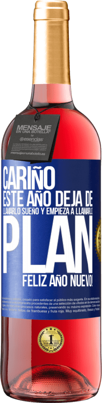 29,95 € Envío gratis | Vino Rosado Edición ROSÉ Cariño, este año deja de llamarlo sueño y empieza a llamarlo plan. Feliz año nuevo! Etiqueta Azul. Etiqueta personalizable Vino joven Cosecha 2024 Tempranillo