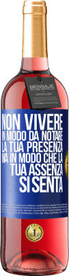 29,95 € Spedizione Gratuita | Vino rosato Edizione ROSÉ Non vivere in modo da notare la tua presenza, ma in modo che la tua assenza si senta Etichetta Blu. Etichetta personalizzabile Vino giovane Raccogliere 2024 Tempranillo