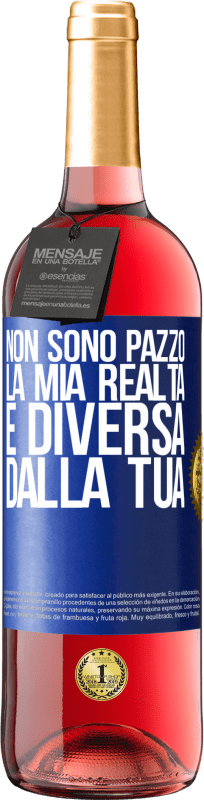 29,95 € Spedizione Gratuita | Vino rosato Edizione ROSÉ Non sono pazzo, la mia realtà è diversa dalla tua Etichetta Blu. Etichetta personalizzabile Vino giovane Raccogliere 2024 Tempranillo