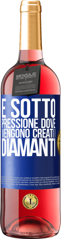 29,95 € Spedizione Gratuita | Vino rosato Edizione ROSÉ È sotto pressione dove vengono creati i diamanti Etichetta Blu. Etichetta personalizzabile Vino giovane Raccogliere 2024 Tempranillo