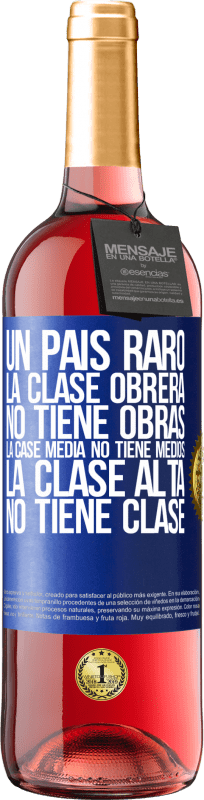 29,95 € Envío gratis | Vino Rosado Edición ROSÉ Un país raro: la clase obrera no tiene obras, la case media no tiene medios, la clase alta no tiene clase Etiqueta Azul. Etiqueta personalizable Vino joven Cosecha 2024 Tempranillo