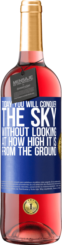 29,95 € Free Shipping | Rosé Wine ROSÉ Edition Today you will conquer the sky, without looking at how high it is from the ground Blue Label. Customizable label Young wine Harvest 2024 Tempranillo