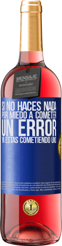 29,95 € Envío gratis | Vino Rosado Edición ROSÉ Si no haces nada por miedo a cometer un error, ya estás cometiendo uno Etiqueta Azul. Etiqueta personalizable Vino joven Cosecha 2024 Tempranillo