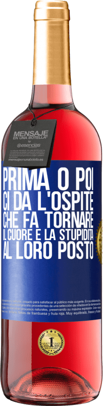 29,95 € Spedizione Gratuita | Vino rosato Edizione ROSÉ Prima o poi ci dà l'ospite che fa tornare il cuore e la stupidità al loro posto Etichetta Blu. Etichetta personalizzabile Vino giovane Raccogliere 2024 Tempranillo