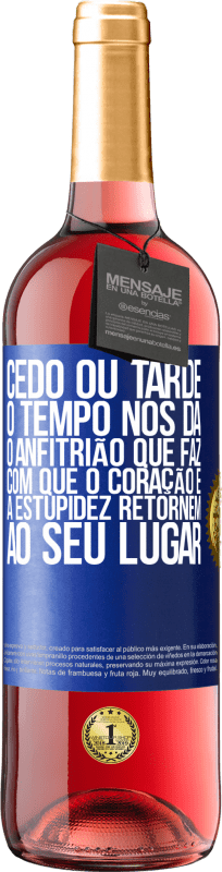 29,95 € Envio grátis | Vinho rosé Edição ROSÉ Cedo ou tarde, o tempo nos dá o anfitrião que faz com que o coração e a estupidez retornem ao seu lugar Etiqueta Azul. Etiqueta personalizável Vinho jovem Colheita 2024 Tempranillo