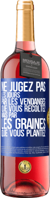 29,95 € Envoi gratuit | Vin rosé Édition ROSÉ Ne jugez pas les jours par les vendanges que vous récoltez mais par les graines que vous plantez Étiquette Bleue. Étiquette personnalisable Vin jeune Récolte 2024 Tempranillo