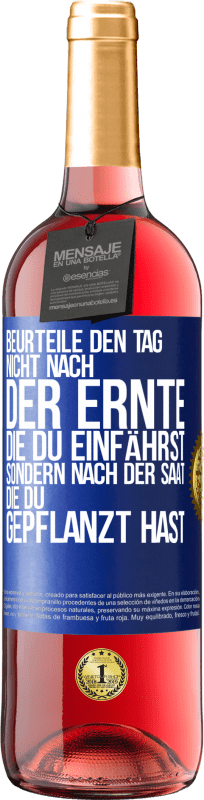 29,95 € Kostenloser Versand | Roséwein ROSÉ Ausgabe Beurteile den Tag nicht nach der Ernte, die du einfährst, sondern nach der Saat, die du gepflanzt hast Blaue Markierung. Anpassbares Etikett Junger Wein Ernte 2024 Tempranillo