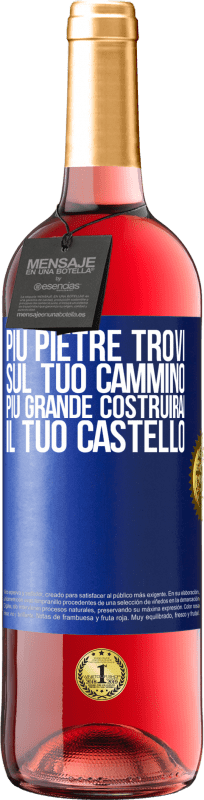 29,95 € Spedizione Gratuita | Vino rosato Edizione ROSÉ Più pietre trovi sul tuo cammino, più grande costruirai il tuo castello Etichetta Blu. Etichetta personalizzabile Vino giovane Raccogliere 2024 Tempranillo