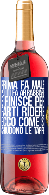 29,95 € Spedizione Gratuita | Vino rosato Edizione ROSÉ Prima fa male, poi ti fa arrabbiare e finisce per farti ridere. Ecco come si chiudono le tappe Etichetta Blu. Etichetta personalizzabile Vino giovane Raccogliere 2024 Tempranillo