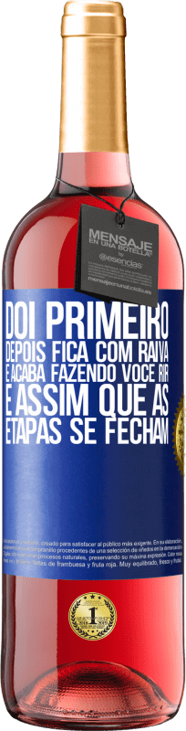 29,95 € Envio grátis | Vinho rosé Edição ROSÉ Dói primeiro, depois fica com raiva e acaba fazendo você rir. É assim que as etapas se fecham Etiqueta Azul. Etiqueta personalizável Vinho jovem Colheita 2024 Tempranillo