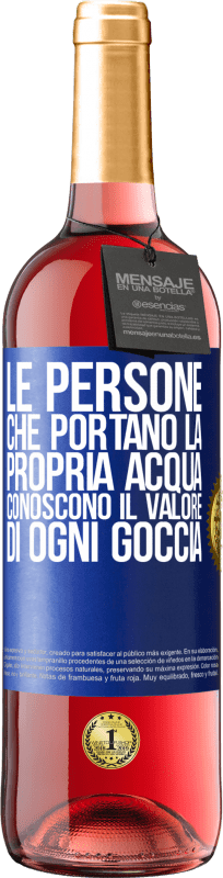 29,95 € Spedizione Gratuita | Vino rosato Edizione ROSÉ Le persone che portano la propria acqua, conoscono il valore di ogni goccia Etichetta Blu. Etichetta personalizzabile Vino giovane Raccogliere 2024 Tempranillo