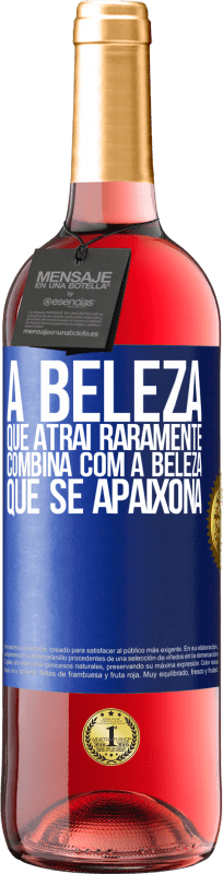 29,95 € Envio grátis | Vinho rosé Edição ROSÉ A beleza que atrai raramente combina com a beleza que se apaixona Etiqueta Azul. Etiqueta personalizável Vinho jovem Colheita 2024 Tempranillo