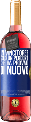 29,95 € Spedizione Gratuita | Vino rosato Edizione ROSÉ Un vincitore è solo un perdente che ha provato di nuovo Etichetta Blu. Etichetta personalizzabile Vino giovane Raccogliere 2023 Tempranillo