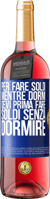 29,95 € Spedizione Gratuita | Vino rosato Edizione ROSÉ Per fare soldi mentre dormi, devi prima fare soldi senza dormire Etichetta Blu. Etichetta personalizzabile Vino giovane Raccogliere 2023 Tempranillo