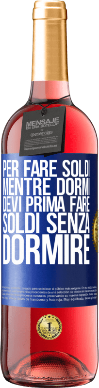 29,95 € Spedizione Gratuita | Vino rosato Edizione ROSÉ Per fare soldi mentre dormi, devi prima fare soldi senza dormire Etichetta Blu. Etichetta personalizzabile Vino giovane Raccogliere 2024 Tempranillo