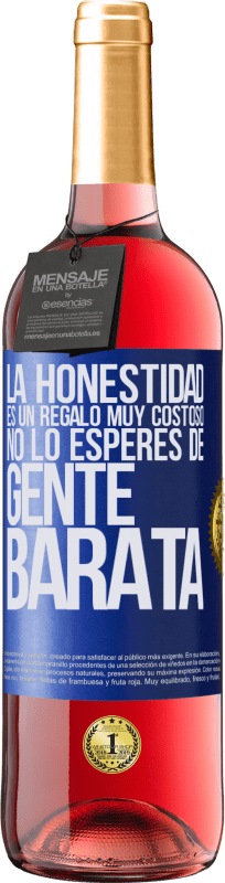 29,95 € Envío gratis | Vino Rosado Edición ROSÉ La honestidad es un regalo muy costoso. No lo esperes de gente barata Etiqueta Azul. Etiqueta personalizable Vino joven Cosecha 2024 Tempranillo