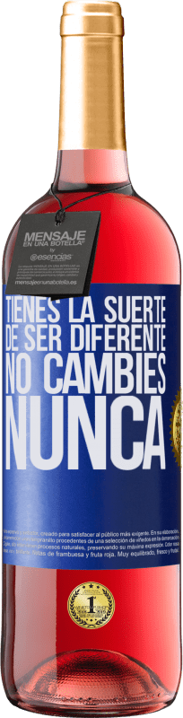 29,95 € Envío gratis | Vino Rosado Edición ROSÉ Tienes la suerte de ser diferente. No cambies nunca Etiqueta Azul. Etiqueta personalizable Vino joven Cosecha 2024 Tempranillo