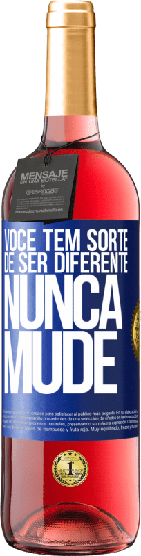 29,95 € Envio grátis | Vinho rosé Edição ROSÉ Você tem sorte de ser diferente. Nunca mude Etiqueta Azul. Etiqueta personalizável Vinho jovem Colheita 2024 Tempranillo