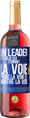 29,95 € Envoi gratuit | Vin rosé Édition ROSÉ Un leader est celui qui connaît la voie, prend la voie et montre la voie Étiquette Bleue. Étiquette personnalisable Vin jeune Récolte 2024 Tempranillo