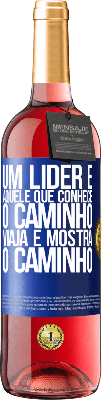 29,95 € Envio grátis | Vinho rosé Edição ROSÉ Um líder é aquele que conhece o caminho, viaja e mostra o caminho Etiqueta Azul. Etiqueta personalizável Vinho jovem Colheita 2024 Tempranillo