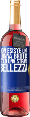 29,95 € Spedizione Gratuita | Vino rosato Edizione ROSÉ Non esiste una donna brutta, solo una strana bellezza Etichetta Blu. Etichetta personalizzabile Vino giovane Raccogliere 2023 Tempranillo