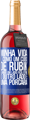 29,95 € Envio grátis | Vinho rosé Edição ROSÉ Minha vida é como um cubo de rubik. Quando um lado fica ótimo, o outro lado é uma porcaria Etiqueta Azul. Etiqueta personalizável Vinho jovem Colheita 2024 Tempranillo