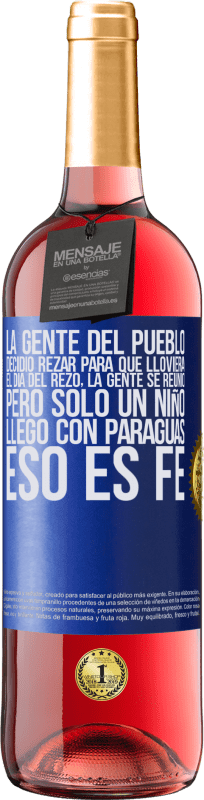 29,95 € Envío gratis | Vino Rosado Edición ROSÉ La gente del pueblo decidió rezar para que lloviera. El día del rezo, la gente se reunió, pero sólo un niño llego con Etiqueta Azul. Etiqueta personalizable Vino joven Cosecha 2024 Tempranillo