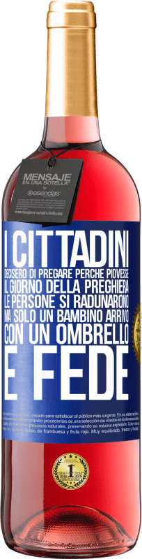 29,95 € Spedizione Gratuita | Vino rosato Edizione ROSÉ I cittadini decisero di pregare perché piovesse. Il giorno della preghiera, le persone si radunarono, ma solo un bambino Etichetta Blu. Etichetta personalizzabile Vino giovane Raccogliere 2024 Tempranillo