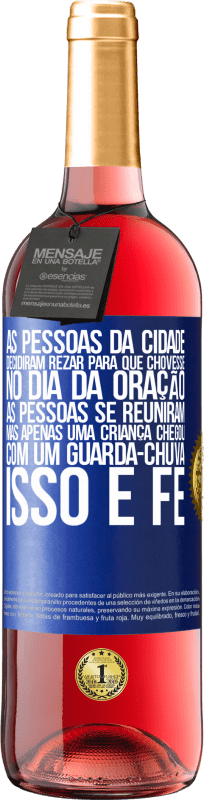 29,95 € Envio grátis | Vinho rosé Edição ROSÉ As pessoas da cidade decidiram rezar para que chovesse. No dia da oração, as pessoas se reuniram, mas apenas uma criança Etiqueta Azul. Etiqueta personalizável Vinho jovem Colheita 2024 Tempranillo