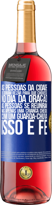 29,95 € Envio grátis | Vinho rosé Edição ROSÉ As pessoas da cidade decidiram rezar para que chovesse. No dia da oração, as pessoas se reuniram, mas apenas uma criança Etiqueta Azul. Etiqueta personalizável Vinho jovem Colheita 2025 Tempranillo
