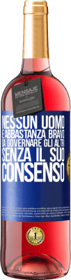 29,95 € Spedizione Gratuita | Vino rosato Edizione ROSÉ Nessun uomo è abbastanza bravo da governare gli altri senza il suo consenso Etichetta Blu. Etichetta personalizzabile Vino giovane Raccogliere 2023 Tempranillo